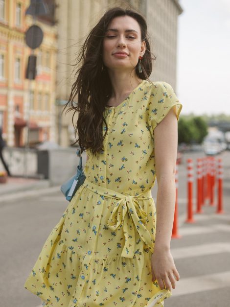 Желтое платье свободного кроя с оборками и цветочным принтом
