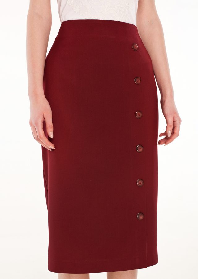 Бордовая юбка-карандаш с декоративными пуговицами